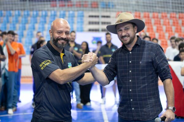 Rodrigo Scheis, secretário municipal de Esportes e o prefeito Jaison Mendes (Foto: Secom/LDS)