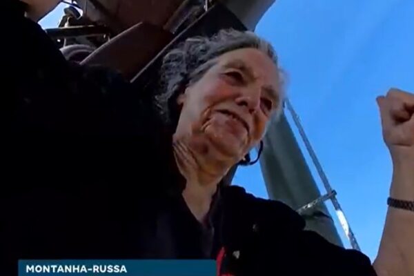 Idosa australiana na montanha-russa (Reprodução: Record Tv)