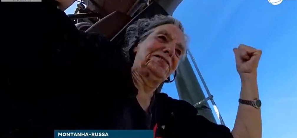 Idosa australiana na montanha-russa (Reprodução: Record Tv)