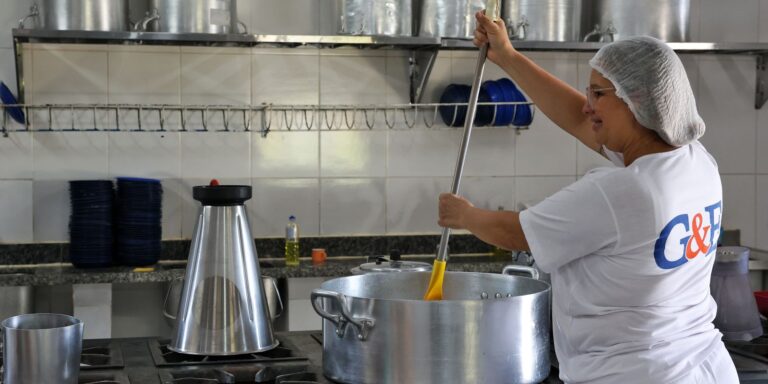 Ceará proíbe ultraprocessados na merenda até 2027