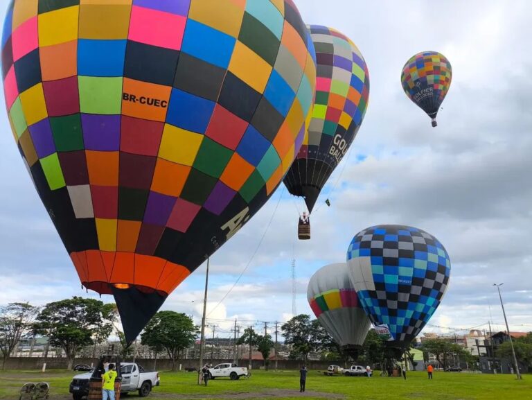 Espetáculo de balonismo encanta Marechal Cândido Rondon