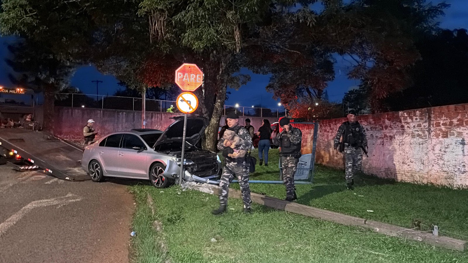 Motorista é preso após fuga e colisão contra poste em Cascavel