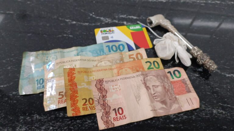 Detenção de homem por uso de drogas em prédio público em Cascavel