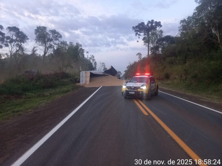 Caminhão Mercedes-Benz tomba e espalha carga na PR-170 em Guarapuava