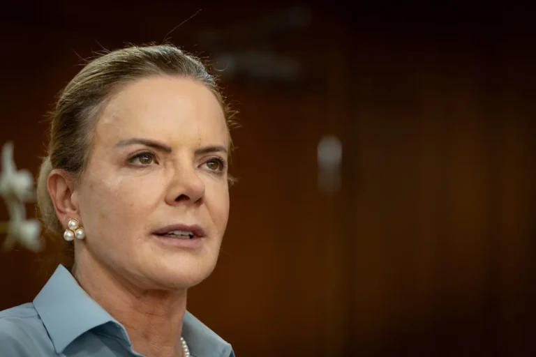 Gleisi critica aliança de direita que busca intervenção dos EUA no Brasil