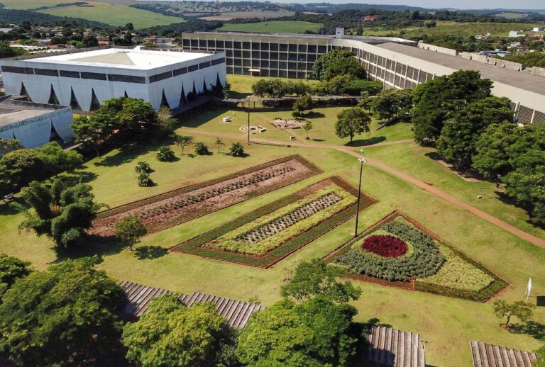 Universidade do Paraná anuncia PSS com salários de até R$ 10,6 mil