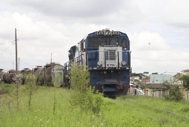 Bloqueio no trânsito em Curitiba para obras na linha férrea