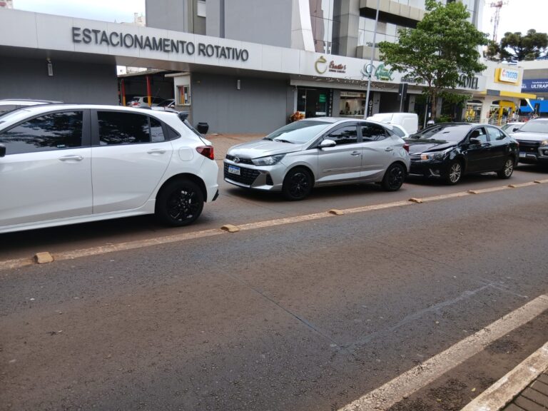 Engavetamento na Avenida Brasil em Cascavel envolve três veículos