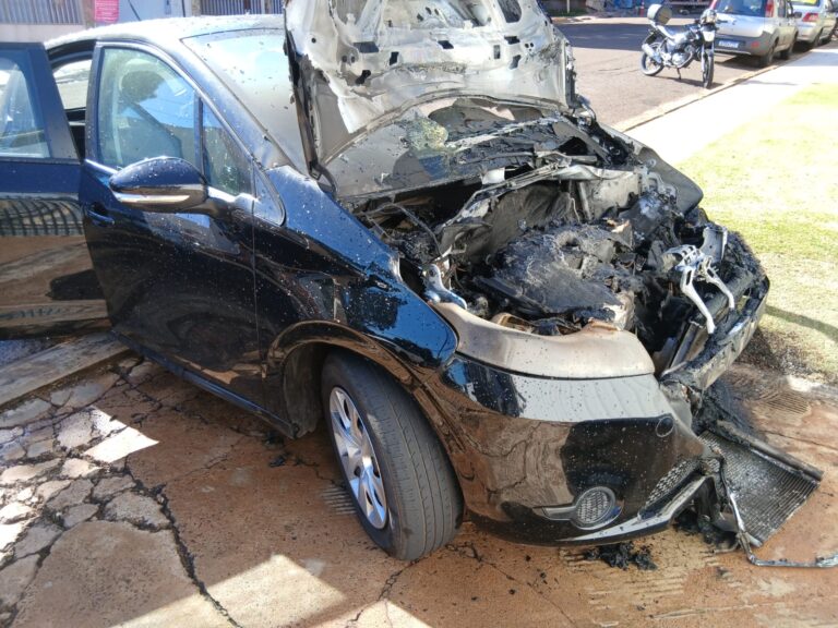 Incêndio em carro ocorre ao sair da garagem em Cascavel
