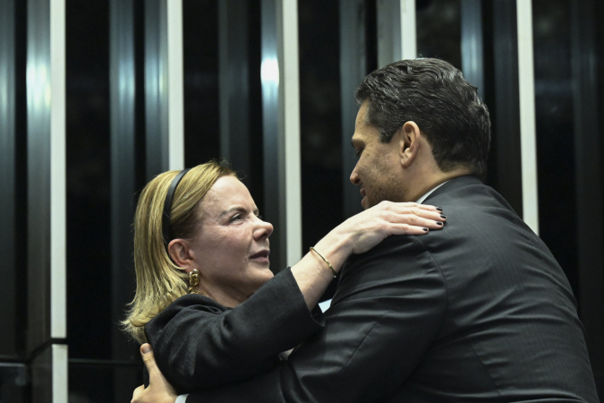 Gleisi Hoffmann nega negociação de cargos em crise com o Senado