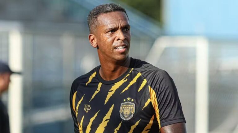 Ex-atacante Jô é detido por dívidas de pensão alimentícia