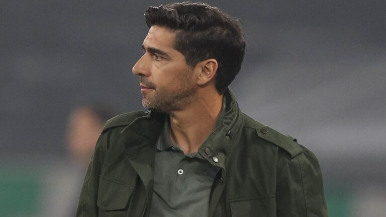 Torcedores do Palmeiras pedem saída de Abel após derrota na Libertadores