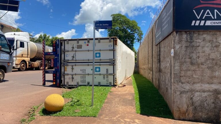Caminhão tomba e causa interdição no trânsito em Palotina