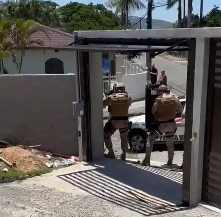 Homem assassina mãe e irmã e é morto em confronto com a polícia