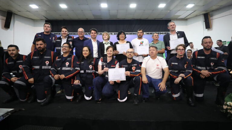 Deputada Luciana Rafagnin homenageia instituições em sessão itinerante