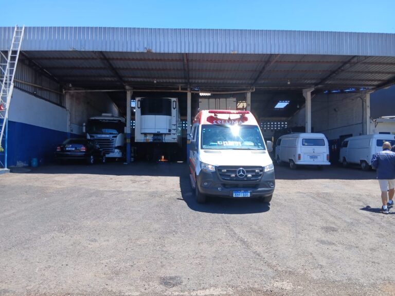 Trabalhador de 42 anos se acidenta ao cair de telhado em Cascavel