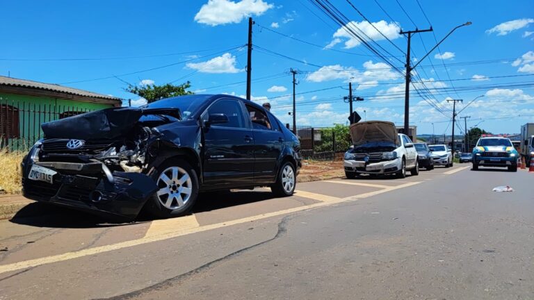 Engavetamento causa transtornos na avenida Rocha Pombo em Cascavel