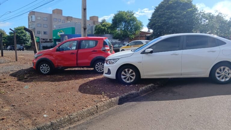 Acidente leve entre Mobi e Onix em Cascavel