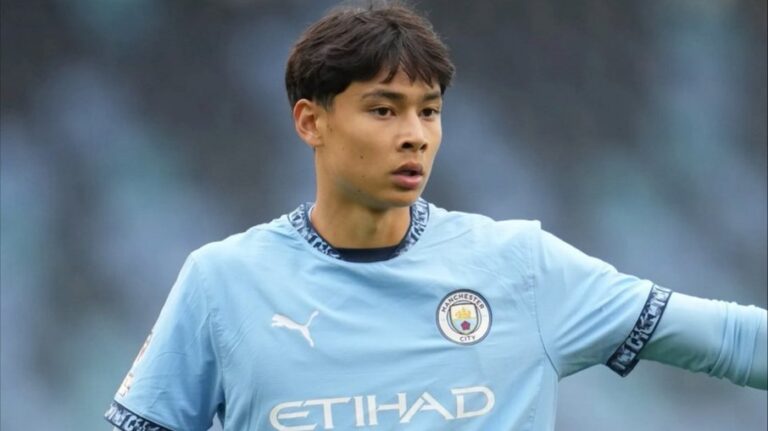 Jogador de 19 anos deixa base do Manchester City para estudar em Oxford
