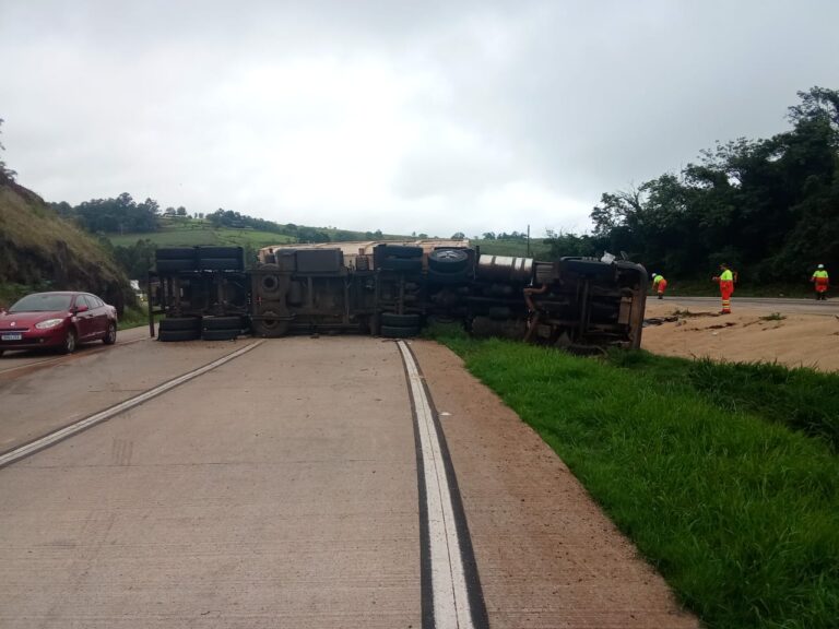 Caminhão tomba na BR-163 em Lindoeste e provoca lentidão no trânsito