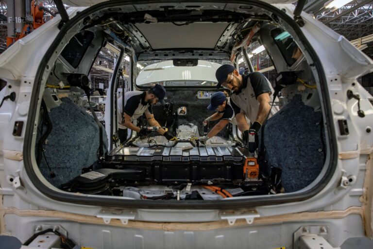 Indústria brasileira apresenta queda de empregos após 2,5 anos