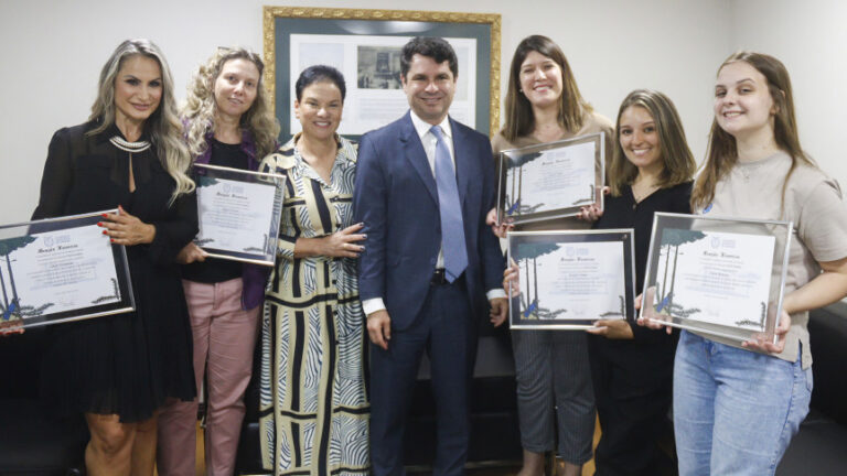 Deputada Marli Paulino homenageia equipe de jornalistas femininas da UniFM