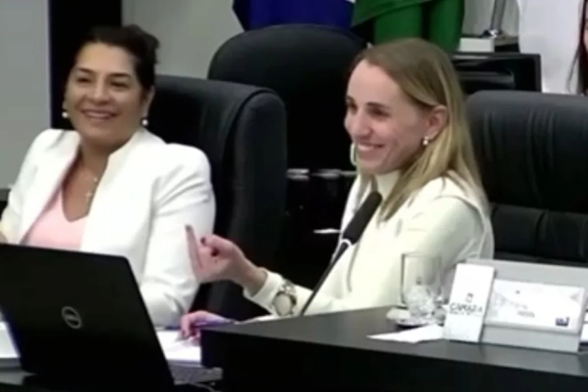 Vereadora Katiuscia Manteli faz gesto polêmico em sessão