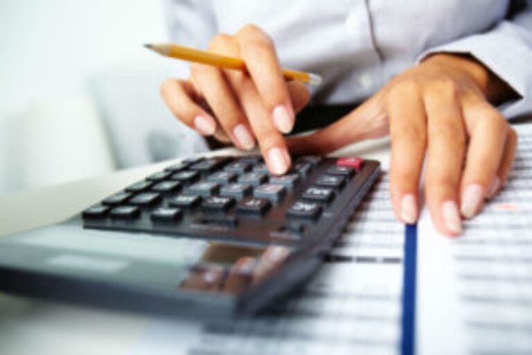 Endividamento leva 14% dos brasileiros a utilizar poupança para contas