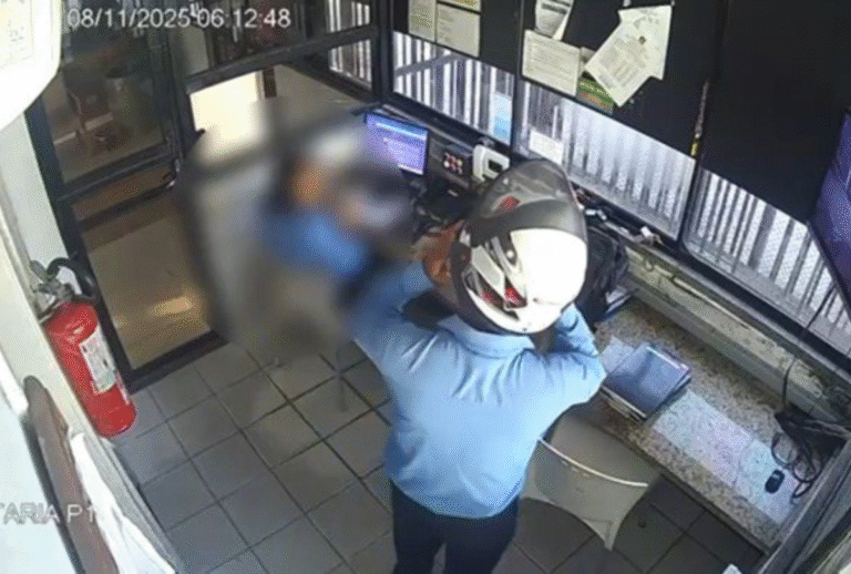 Homem agride colega de trabalho com capacete após desavença
