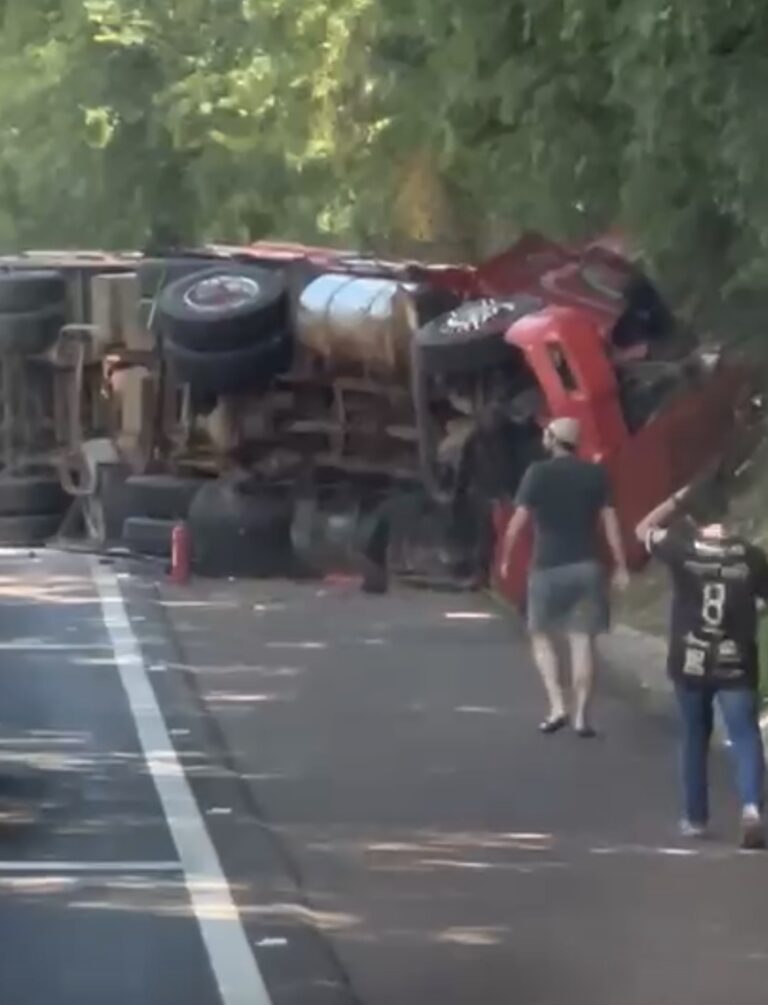 Motorista preso em acidente na BR-277 após tombamento de carreta