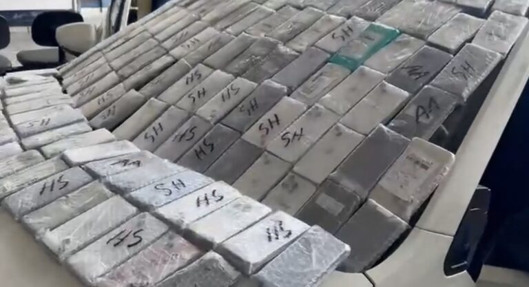 PRF apreende veículo com 297 iPhones em fundo falso na BR-277