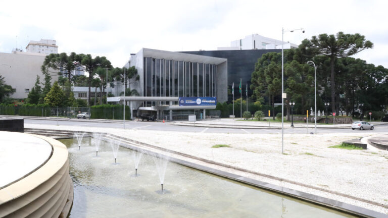Assembleia do Paraná debate proteção animal e acolhimento de migrantes
