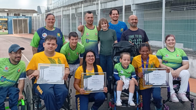 Luciana Rafagnin entrega menção honrosa a atletas paralímpicos de Paranaguá