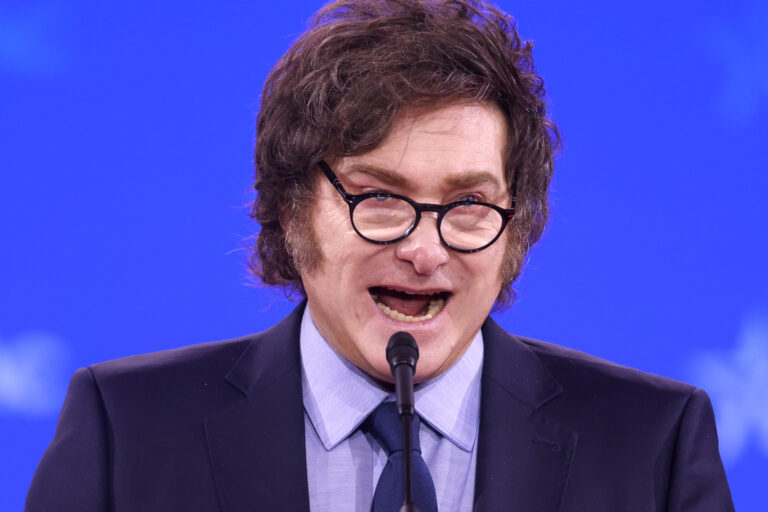 Intervenções de Milei no câmbio seguem para conter alta do dólar