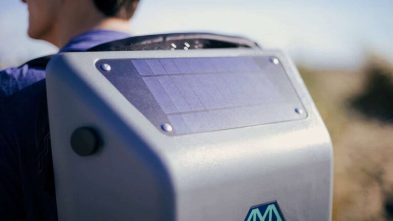 Mochila solar ajuda moradores de rua a carregar celulares