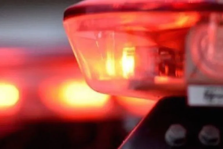 Homem fica ferido após cair em tanque de mistura de papel