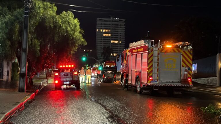 Acidente em Cascavel deixa veículo capotado