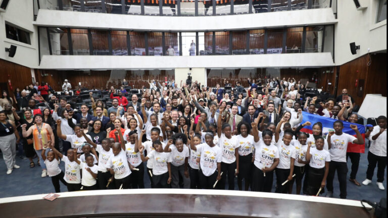 Guia de documentação e direitos para migrantes é lançado pela Assembleia do Paraná