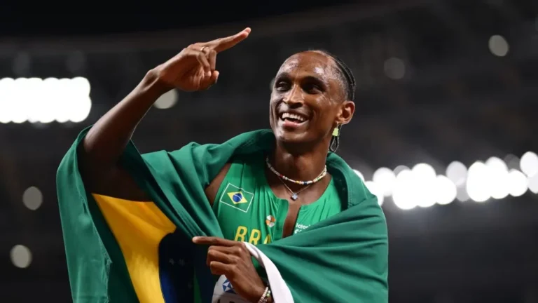 Alison dos Santos conquista prata nos 400 m com barreiras em Tóquio