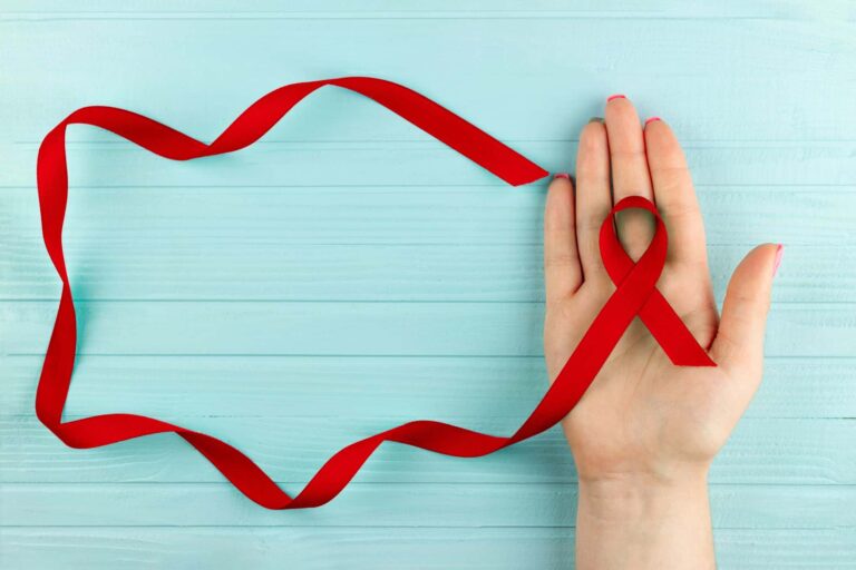 Dezembro Vermelho: conscientização sobre HIV e Aids no Brasil