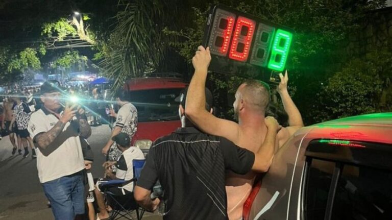 Torcida inova ao comemorar título com placas de substituição