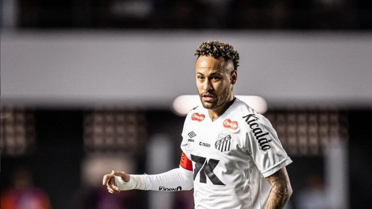 Neymar se desculpa com torcida do Santos após pênalti em jogo