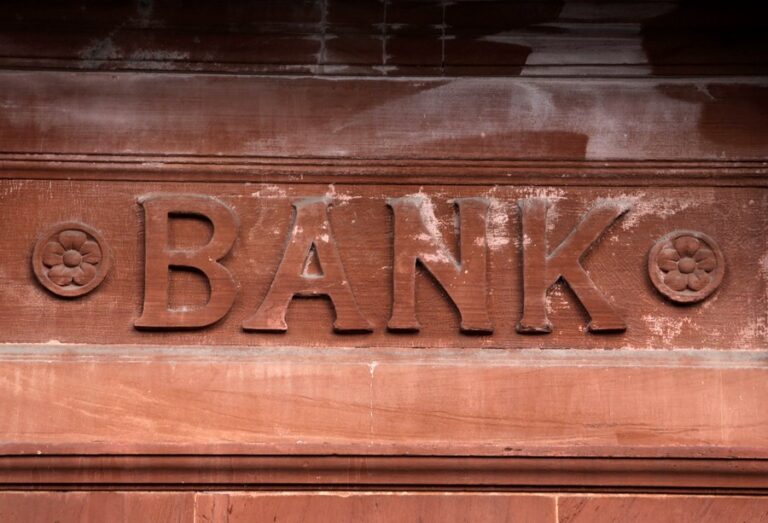 Entenda as diferenças entre bancos múltiplos, médios e digitais