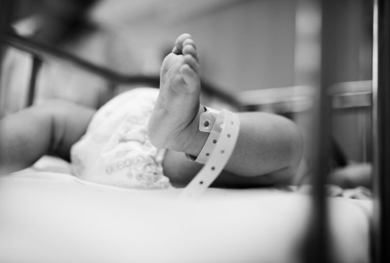 Bebê recém-nascido resgatado em cima de formigueiro gera comoção