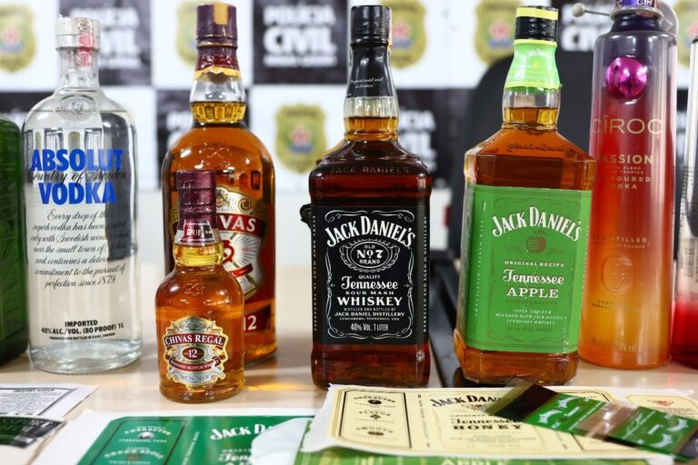 Apreensão de 182 mil litros de bebidas irregulares em Minas Gerais