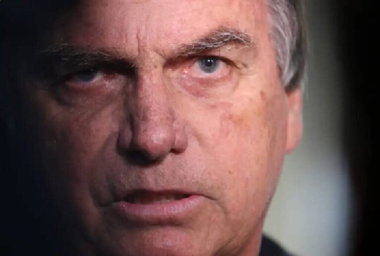 Bolsonaro é detido em ação da Polícia Federal