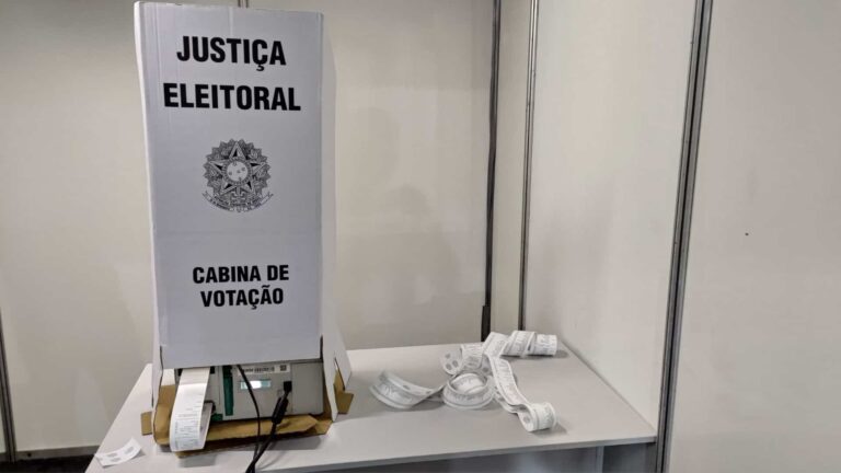 Funcionamento da urna eletrônica nas eleições brasileiras