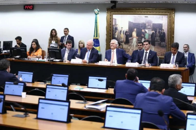 Câmara adia votação de projeto que equipara facções a terrorismo