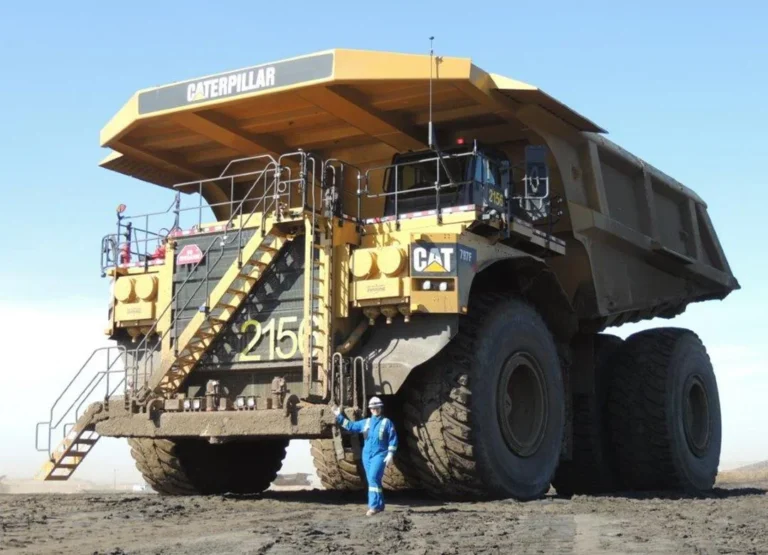 O colosso sobre rodas: o CAT 797F da Caterpillar