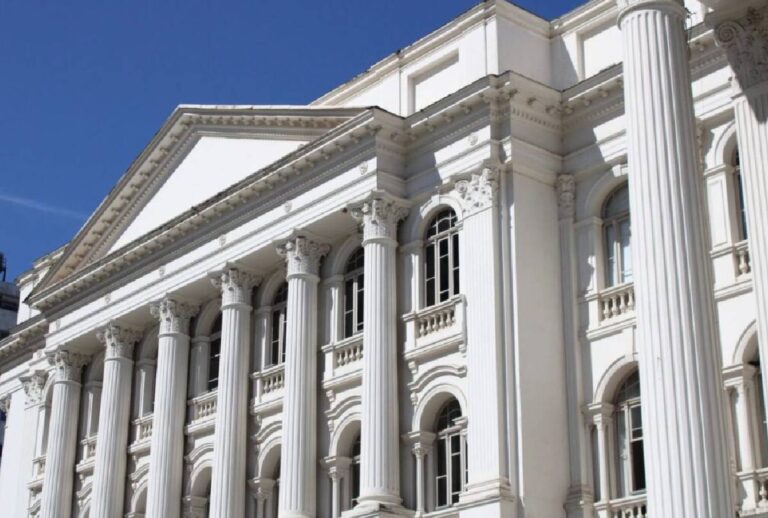 Concurso da UFPR oferece salários de até R$ 13,2 mil